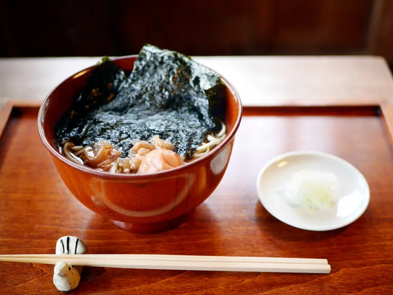 最高の喉ごしを生む、均一なそば切りのこだわり, 追求された香りと調和。有明海苔と白梅の出会い, 出汁の旨味が染みわたる「野菜の煮びたし」, 温もりに満たされるひとときを