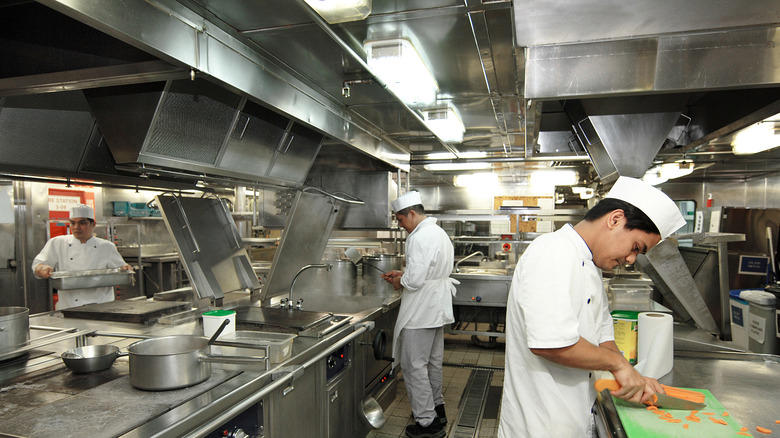 Missing out on the made-to-order options Immediately heading to the buffet when you embark, Not being aware of peak times, Not paying attention to the flow of the lines, Missing out on the made-to-order options, Overloading your plate