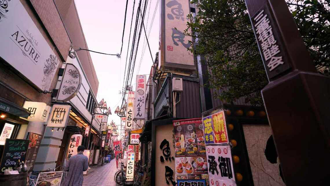 売り上げ半減でも2期連続で黒字確保, スマホが変えた「消費者の目」, 「割り切った縮小」モンテと「戦略的縮小」ロイヤル, 「後出しジャンケン」から資産活用への転換, メディア嫌いの2人の経営者がとった両極端の戦略, コロナ禍の後遺症からは脱却途上