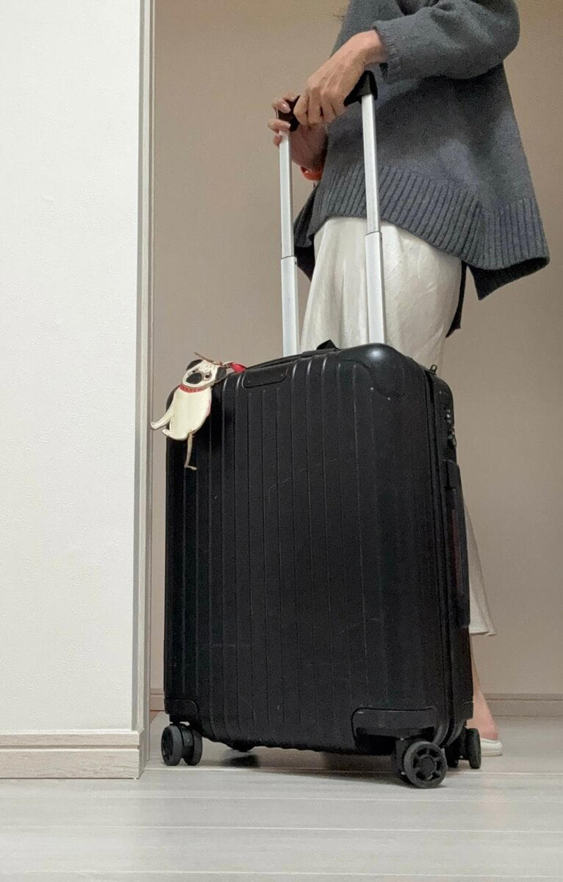 持参するものは必要最小限。でも快適なワケ, 機内持ち込み派の理由は、「すぐに手が届く安心感」, スーツケースは「機内預け入れサイズ」を2つだけ, 荷物が小さいと「買い物の仕方」まで整ってくる