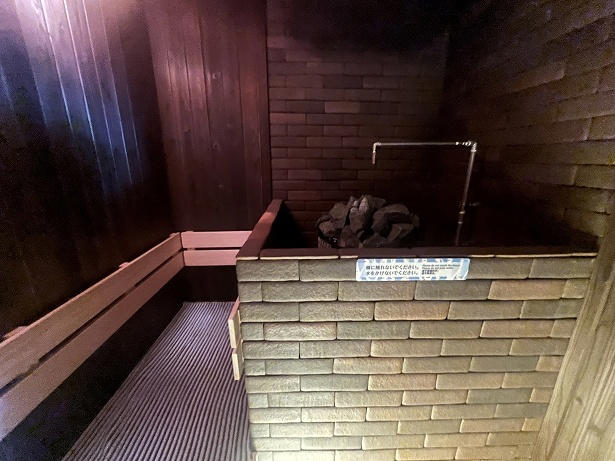 金・土・祝前日は朝まで滞在OKのスーパー銭湯が駅前に誕生, 女性だけに開かれた扉！脱衣所からつながる岩盤浴室, 岩盤浴とサウナのダブルで寒い冬でも発汗！, サウナのあとは充実のサ飯とオリジナルドリンクで乾杯