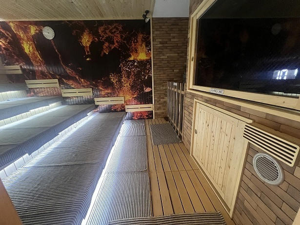 金・土・祝前日は朝まで滞在OKのスーパー銭湯が駅前に誕生, 女性だけに開かれた扉！脱衣所からつながる岩盤浴室, 岩盤浴とサウナのダブルで寒い冬でも発汗！, サウナのあとは充実のサ飯とオリジナルドリンクで乾杯