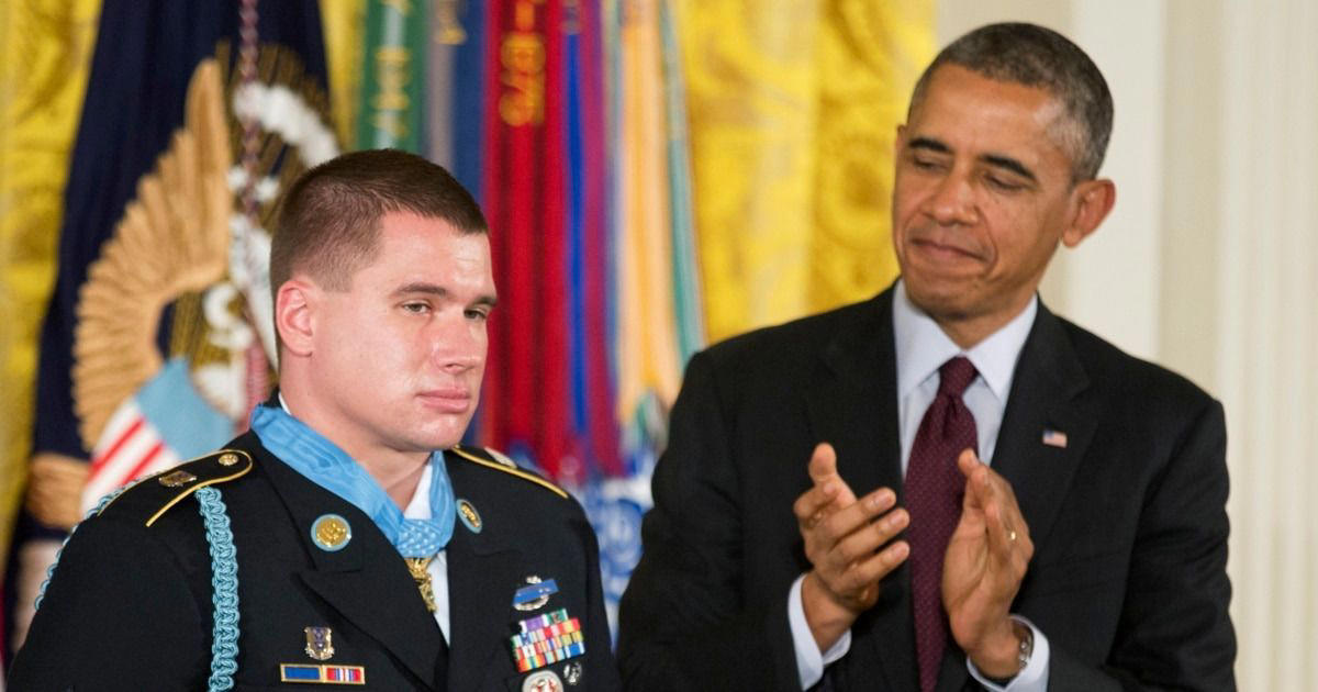 敵軍200名に「攻撃され包囲された」後、生き残った「兵士」, アフガンワナトの戦い、タリバン200名対48名の包囲戦, 仲間の戦死の中、一人で抵抗、手榴弾を持って爆発を誘導, B-1B爆撃機の精密攻撃、ピッツの無線でタリバンを撃退, オバマ「アメリカ軍の英雄」, ワナトの戦いの教訓、アメリカ軍の戦術変化と戦死者の名誉