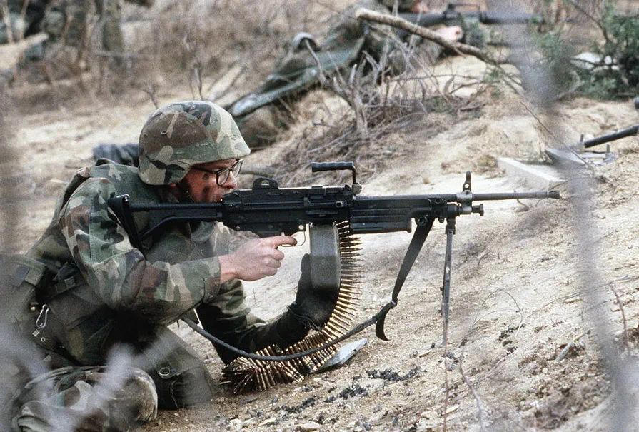 敵軍200名に「攻撃され包囲された」後、生き残った「兵士」, アフガンワナトの戦い、タリバン200名対48名の包囲戦, 仲間の戦死の中、一人で抵抗、手榴弾を持って爆発を誘導, B-1B爆撃機の精密攻撃、ピッツの無線でタリバンを撃退, オバマ「アメリカ軍の英雄」, ワナトの戦いの教訓、アメリカ軍の戦術変化と戦死者の名誉
