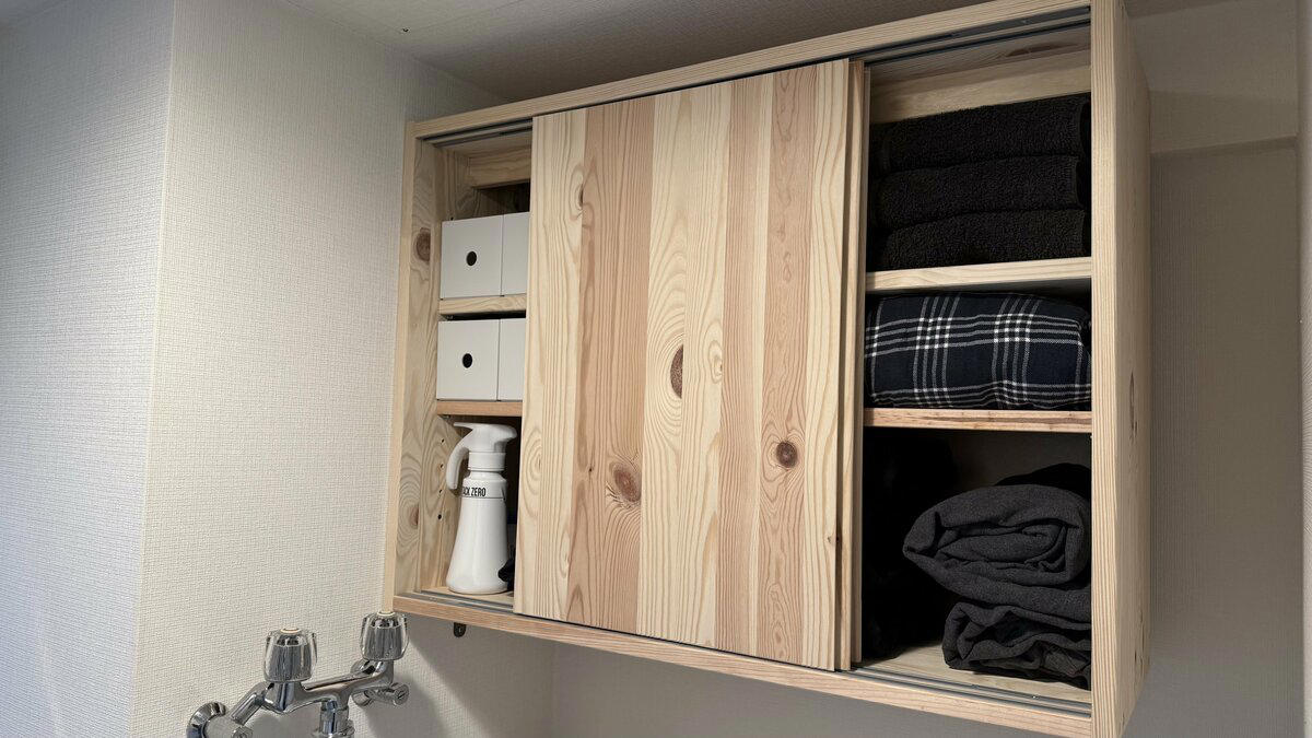 つり戸棚に「使うものだけ」をまとめて収納, バスタオルをやめて、コンパクトな収納に対応, 洗濯ネットは「ニトリ」の洗剤ケースに, 仮干しは脱衣所と浴室のつっぱり棒をフル活用, ハンガー類は「つるす収納」で使いやすく