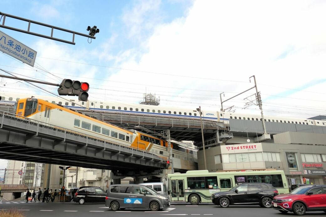 巨大ターミナルの一角を占める, 奈良・伊勢志摩方面の特急が発着, 京都駅ならではの特徴, 「近鉄線の玄関口」でもある