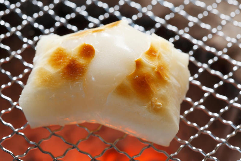 お餅がトースターの網にくっついてしまう, 醤油を塗って焼く, 3.こんがりいい感じに焼けました, 磯部焼きにもなる, 醤油をひと塗りしてみよう