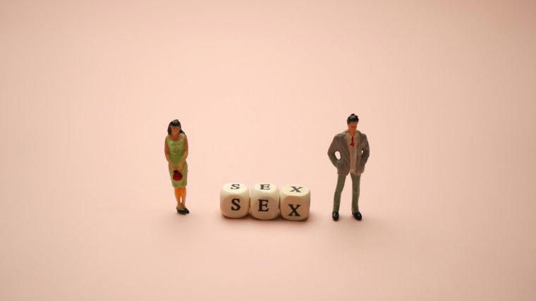 1) How to handle finances, 2) Happiness with levels of intimacy, 3) Stress levels, 4) Dreams and how to achieve them, 5) How are you, health-wise?, 6) Comfort around boundaries, 7) What will be our shared goals?, The best advice varies from couple to couple