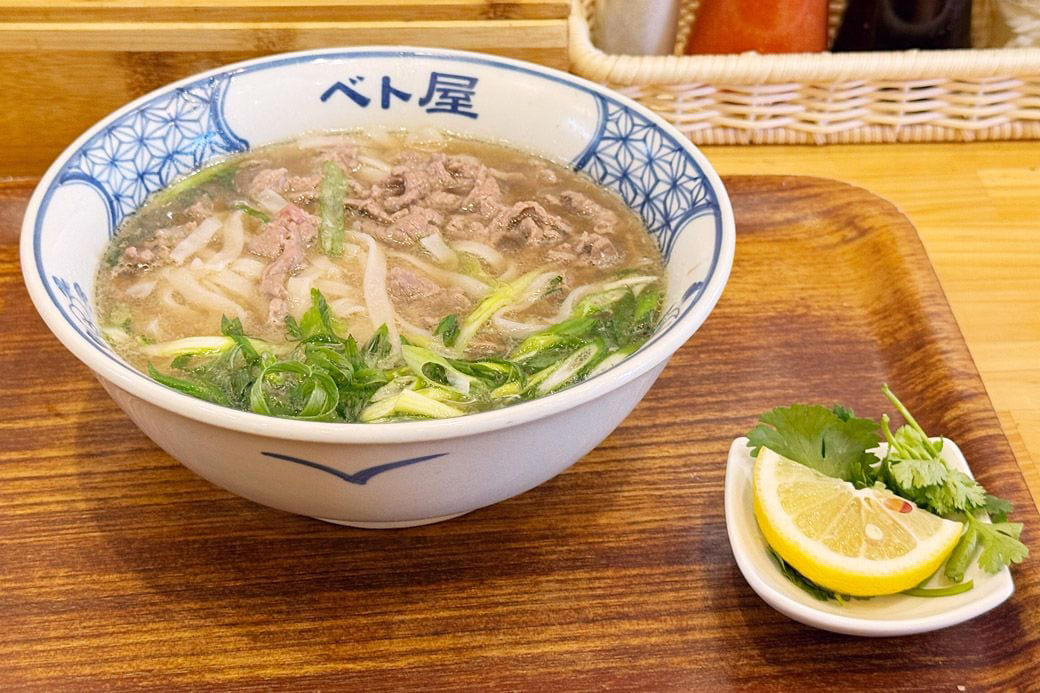 パン派も麺派も大満足のベト屋モーニング「ベト朝」, ベト屋の朝メニュー朝のパンセット550円, ベトナムならではのドリンクも嬉しい, ベト屋の店内はガラガラ。だけど繁盛しているからくりとは？, ベト屋は何者？ プロっぽいのはナゼ？, 創業者の経歴に「さすがだな……」とうなる