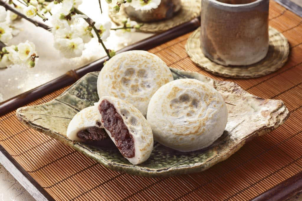 九州エリアのおみやげ銘菓ランキング BEST3, 第1位｜【福岡県】 かさの家の梅うめヶが枝え餅もち( 5個入り 750円), 菅原道真公にちなんだ梅の刻印が入った焼餅, 第2位｜【熊本県】 オオヤブデイリーファームのミルコロエイジングヨーグルト (200g×3本セット 3350円), 搾りたての牛乳を加工したリッチな味わいが話題に, 第3位｜【福岡県】 ひよ子本舗吉野堂のひよ子饅頭(角箱5個入り 837円), キュートな形と変わらぬ味で愛され続けるロングセラー, 見つけたらこれも絶対食べて！ プロがリピート買いする“どハマり銘菓”, 【福岡県】 夜明茶屋のまんまえびせん (8枚 972円), 【福岡県】 二鶴堂の博多の女ひと 6個入り 389円