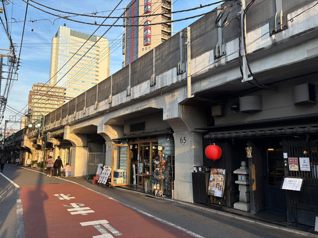 「芸能人の街」というイメージはどこから？, 駅周辺に併存する「おしゃれなナカメ」と生活感, 目黒川沿いは「ナカメらしさ」を感じるエリア, 「高級住宅街」エリアは思ったより限定的な範囲, 中目黒にはエリアごとに役割がある, 中目黒はもともと「生活と労働の街」だった, 東横線開通がナカメを作った？