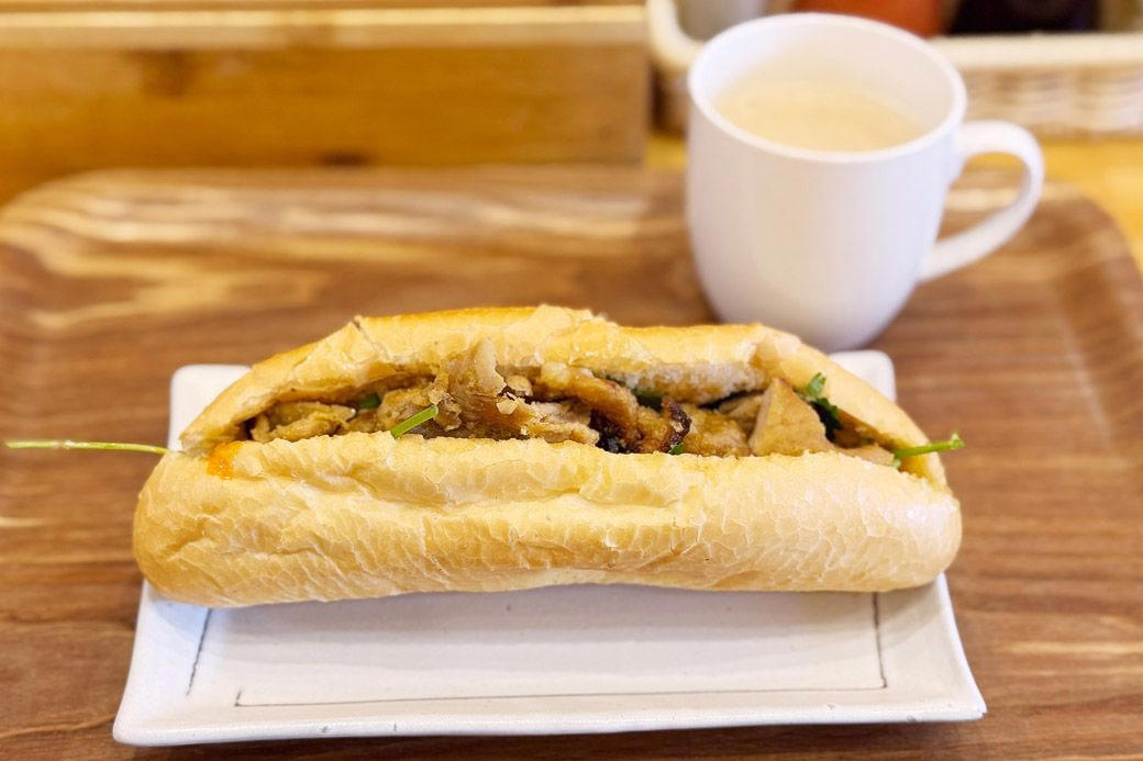 パン派も麺派も大満足のベト屋モーニング「ベト朝」, ベト屋の朝メニュー朝のパンセット550円, ベトナムならではのドリンクも嬉しい, ベト屋の店内はガラガラ。だけど繁盛しているからくりとは？, ベト屋は何者？ プロっぽいのはナゼ？, 創業者の経歴に「さすがだな……」とうなる