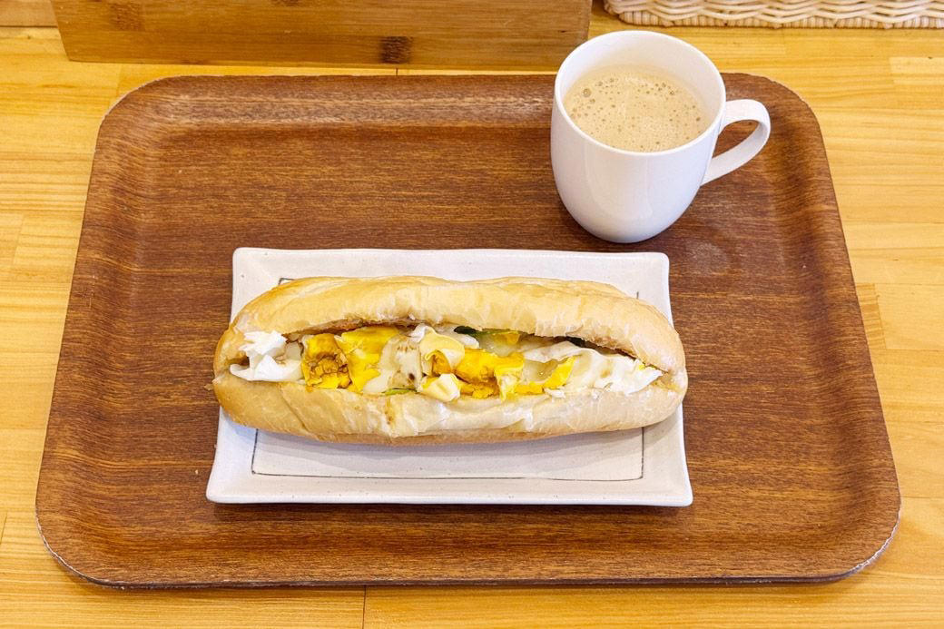 パン派も麺派も大満足のベト屋モーニング「ベト朝」, ベト屋の朝メニュー朝のパンセット550円, ベトナムならではのドリンクも嬉しい, ベト屋の店内はガラガラ。だけど繁盛しているからくりとは？, ベト屋は何者？ プロっぽいのはナゼ？, 創業者の経歴に「さすがだな……」とうなる