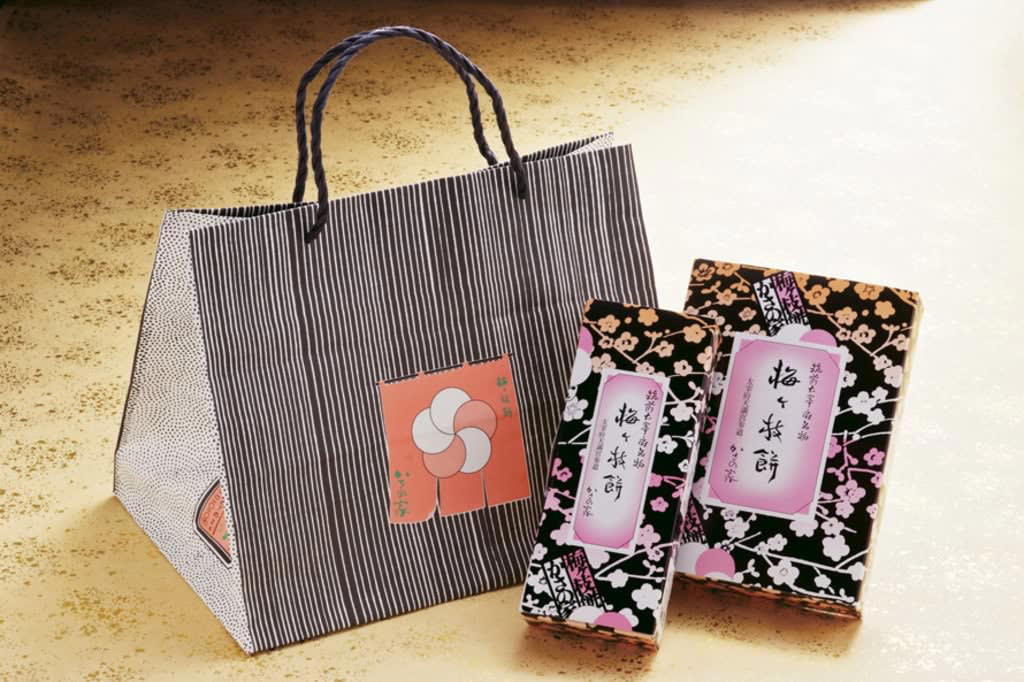 九州エリアのおみやげ銘菓ランキング BEST3, 第1位｜【福岡県】 かさの家の梅うめヶが枝え餅もち( 5個入り 750円), 菅原道真公にちなんだ梅の刻印が入った焼餅, 第2位｜【熊本県】 オオヤブデイリーファームのミルコロエイジングヨーグルト (200g×3本セット 3350円), 搾りたての牛乳を加工したリッチな味わいが話題に, 第3位｜【福岡県】 ひよ子本舗吉野堂のひよ子饅頭(角箱5個入り 837円), キュートな形と変わらぬ味で愛され続けるロングセラー, 見つけたらこれも絶対食べて！ プロがリピート買いする“どハマり銘菓”, 【福岡県】 夜明茶屋のまんまえびせん (8枚 972円), 【福岡県】 二鶴堂の博多の女ひと 6個入り 389円