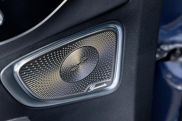 SUV人気の中で問われる「セダン」の立ち位置, オプション満載で900万円オーバーの衝撃, 五感を満たす「Luxury」な装備群, もはや黒子？ 存在を忘れるほど滑らかなディーゼル, 意外と広い居住性と、進化したインターフェース, 【まとめ】「GLCよりコッチ！」と言い切れる極上の乗り心地