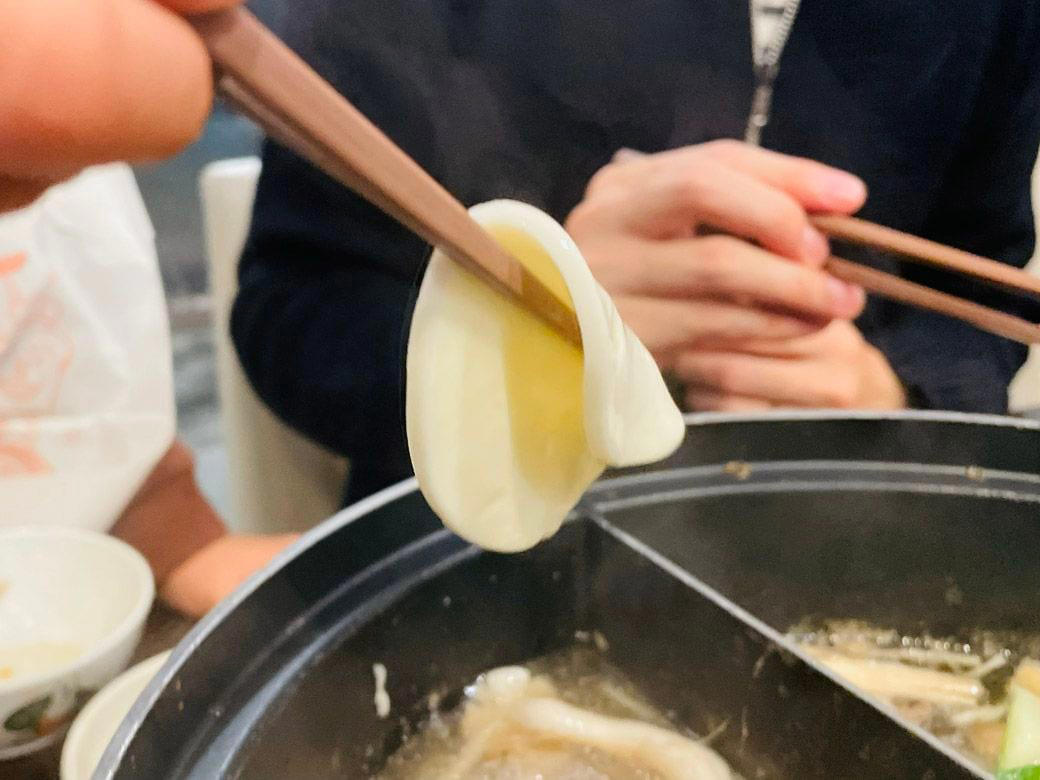 待機する人でごった返す入り口, 肉、だし、飲み放題、選択肢が半端ない, 制限時間は100分、よーいドン！, 麻辣湯だしって、辛くないんですね！？, 残り30分！綿菓子、ワッフル、アイス、かき氷も, 家族3人、週末ディナー価格で約1万円なり, 「小学生なら価格は同じ」ありがたいシステム