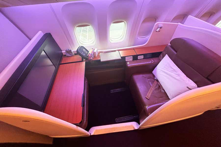 飛行機の中？ 忘れてしまうほどのファーストクラス, まるでファーストクラス？ プライベート性が増したビジネスクラス, 快適性は納得も、若干期待外れ？なプレミアムエコノミー, 座席数増加も快適さはキープ エコノミークラス, コスパのよいクラスを考えてみる