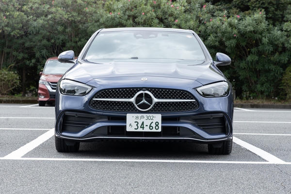 SUV人気の中で問われる「セダン」の立ち位置, オプション満載で900万円オーバーの衝撃, 五感を満たす「Luxury」な装備群, もはや黒子？ 存在を忘れるほど滑らかなディーゼル, 意外と広い居住性と、進化したインターフェース, 【まとめ】「GLCよりコッチ！」と言い切れる極上の乗り心地