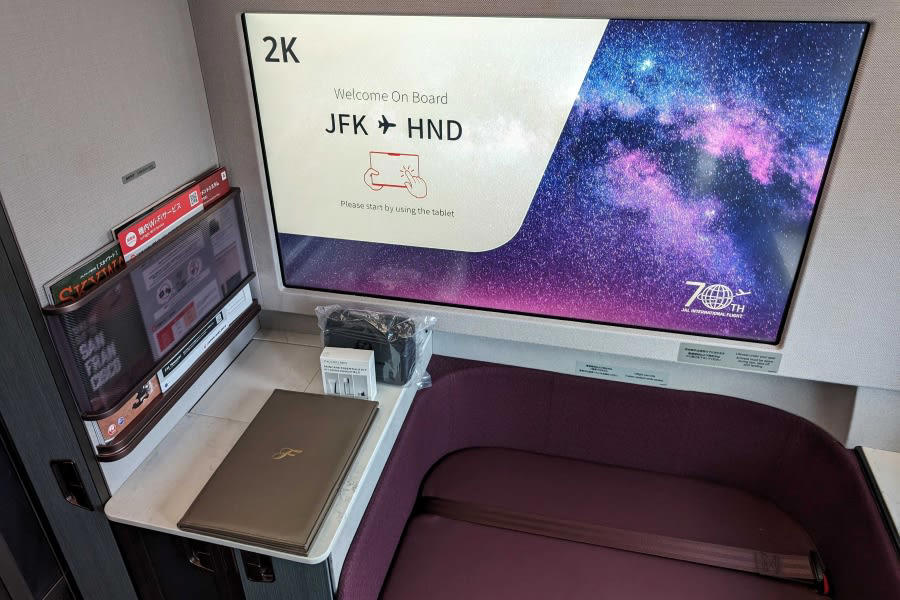 飛行機の中？ 忘れてしまうほどのファーストクラス, まるでファーストクラス？ プライベート性が増したビジネスクラス, 快適性は納得も、若干期待外れ？なプレミアムエコノミー, 座席数増加も快適さはキープ エコノミークラス, コスパのよいクラスを考えてみる