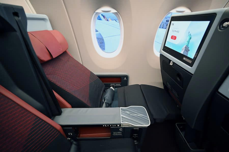 飛行機の中？ 忘れてしまうほどのファーストクラス, まるでファーストクラス？ プライベート性が増したビジネスクラス, 快適性は納得も、若干期待外れ？なプレミアムエコノミー, 座席数増加も快適さはキープ エコノミークラス, コスパのよいクラスを考えてみる