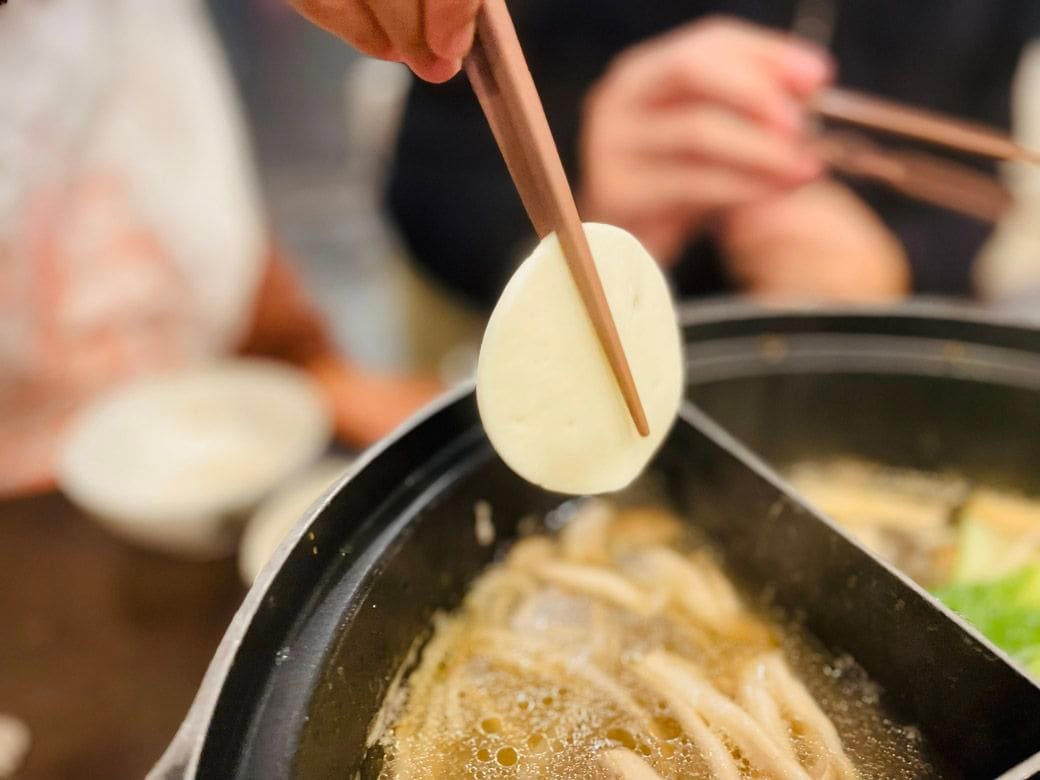待機する人でごった返す入り口, 肉、だし、飲み放題、選択肢が半端ない, 制限時間は100分、よーいドン！, 麻辣湯だしって、辛くないんですね！？, 残り30分！綿菓子、ワッフル、アイス、かき氷も, 家族3人、週末ディナー価格で約1万円なり, 「小学生なら価格は同じ」ありがたいシステム