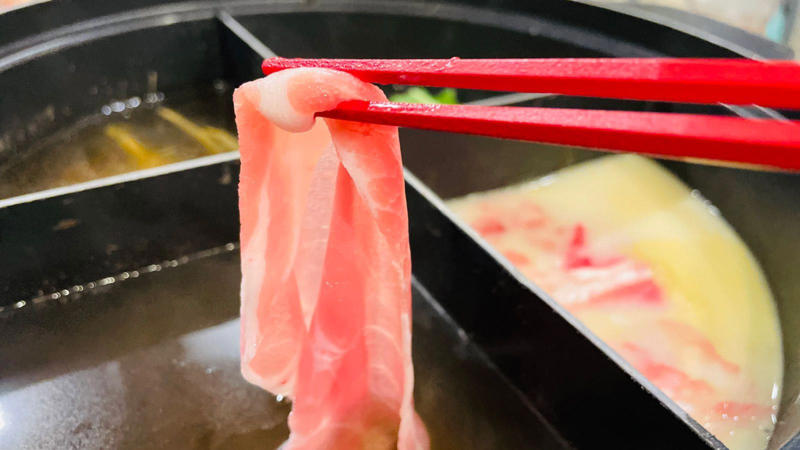 待機する人でごった返す入り口, 肉、だし、飲み放題、選択肢が半端ない, 制限時間は100分、よーいドン！, 麻辣湯だしって、辛くないんですね！？, 残り30分！綿菓子、ワッフル、アイス、かき氷も, 家族3人、週末ディナー価格で約1万円なり, 「小学生なら価格は同じ」ありがたいシステム