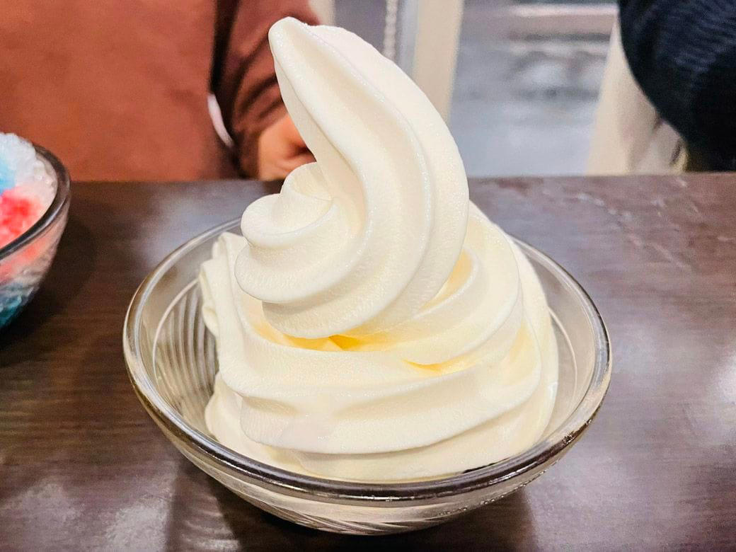 待機する人でごった返す入り口, 肉、だし、飲み放題、選択肢が半端ない, 制限時間は100分、よーいドン！, 麻辣湯だしって、辛くないんですね！？, 残り30分！綿菓子、ワッフル、アイス、かき氷も, 家族3人、週末ディナー価格で約1万円なり, 「小学生なら価格は同じ」ありがたいシステム