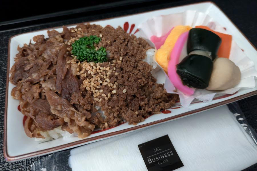 飛行機の中？ 忘れてしまうほどのファーストクラス, まるでファーストクラス？ プライベート性が増したビジネスクラス, 快適性は納得も、若干期待外れ？なプレミアムエコノミー, 座席数増加も快適さはキープ エコノミークラス, コスパのよいクラスを考えてみる