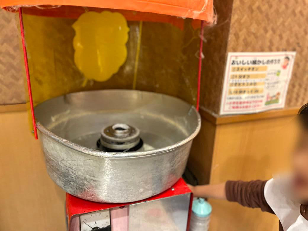 待機する人でごった返す入り口, 肉、だし、飲み放題、選択肢が半端ない, 制限時間は100分、よーいドン！, 麻辣湯だしって、辛くないんですね！？, 残り30分！綿菓子、ワッフル、アイス、かき氷も, 家族3人、週末ディナー価格で約1万円なり, 「小学生なら価格は同じ」ありがたいシステム