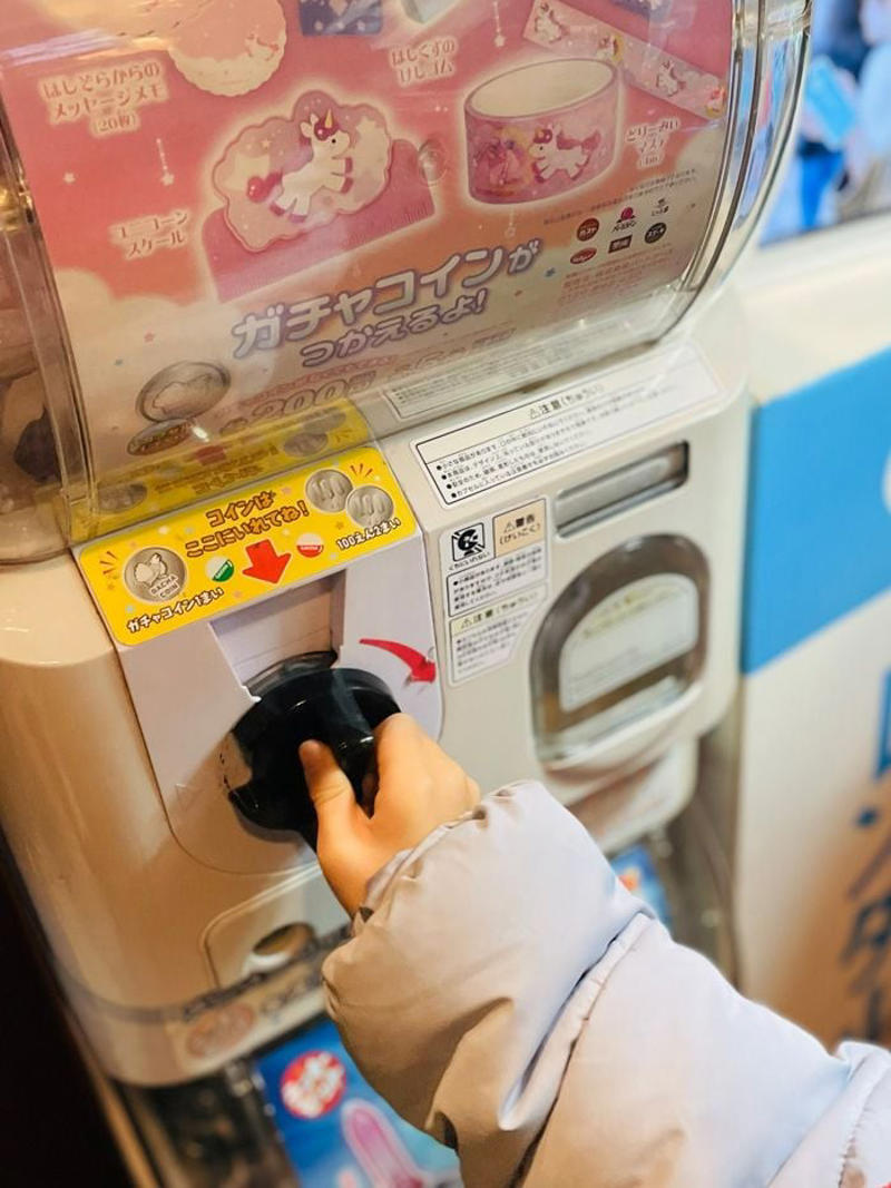 待機する人でごった返す入り口, 肉、だし、飲み放題、選択肢が半端ない, 制限時間は100分、よーいドン！, 麻辣湯だしって、辛くないんですね！？, 残り30分！綿菓子、ワッフル、アイス、かき氷も, 家族3人、週末ディナー価格で約1万円なり, 「小学生なら価格は同じ」ありがたいシステム