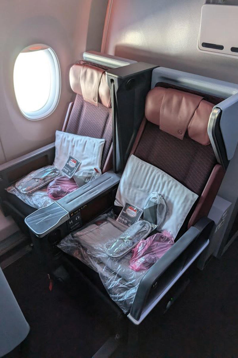 飛行機の中？ 忘れてしまうほどのファーストクラス, まるでファーストクラス？ プライベート性が増したビジネスクラス, 快適性は納得も、若干期待外れ？なプレミアムエコノミー, 座席数増加も快適さはキープ エコノミークラス, コスパのよいクラスを考えてみる