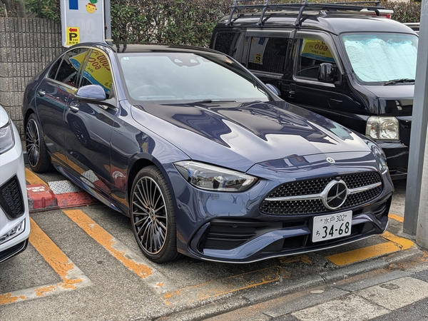 SUV人気の中で問われる「セダン」の立ち位置, オプション満載で900万円オーバーの衝撃, 五感を満たす「Luxury」な装備群, もはや黒子？ 存在を忘れるほど滑らかなディーゼル, 意外と広い居住性と、進化したインターフェース, 【まとめ】「GLCよりコッチ！」と言い切れる極上の乗り心地