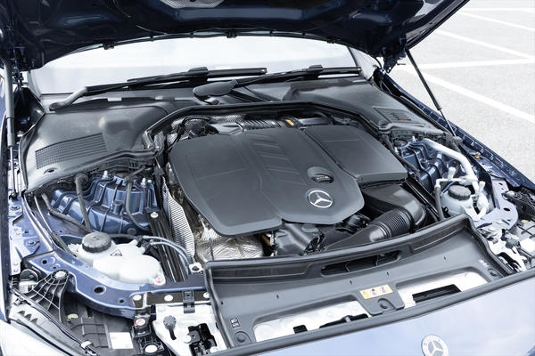 SUV人気の中で問われる「セダン」の立ち位置, オプション満載で900万円オーバーの衝撃, 五感を満たす「Luxury」な装備群, もはや黒子？ 存在を忘れるほど滑らかなディーゼル, 意外と広い居住性と、進化したインターフェース, 【まとめ】「GLCよりコッチ！」と言い切れる極上の乗り心地