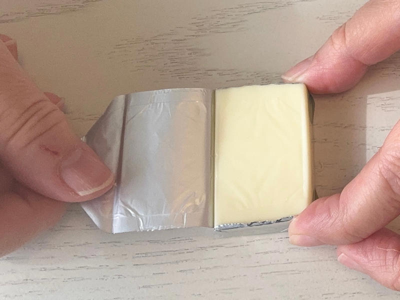 1.赤い印（開封用のテープ）の部分からはがす, 2.まず大きな面の端まではがす, 3.アルミの「角」を持って下に引き下げます, 4.アルミをきれいにはがせました