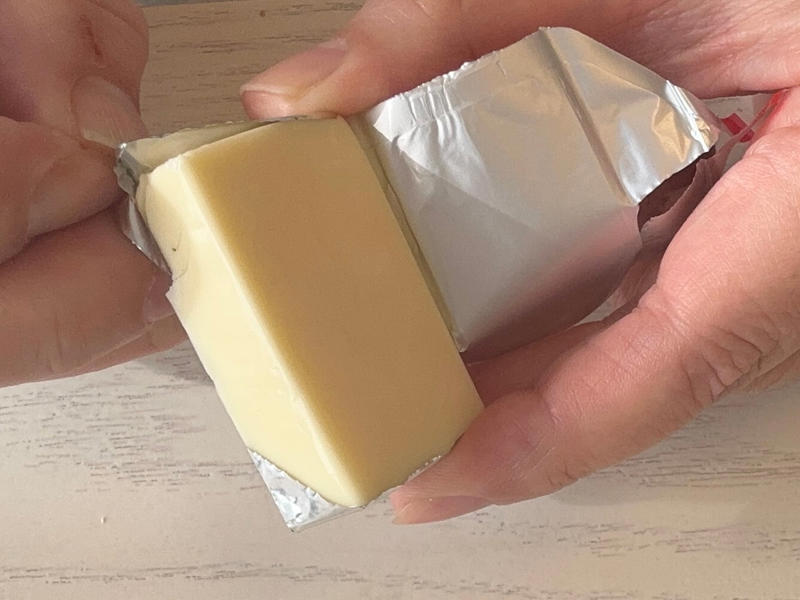 1.赤い印（開封用のテープ）の部分からはがす, 2.まず大きな面の端まではがす, 3.アルミの「角」を持って下に引き下げます, 4.アルミをきれいにはがせました