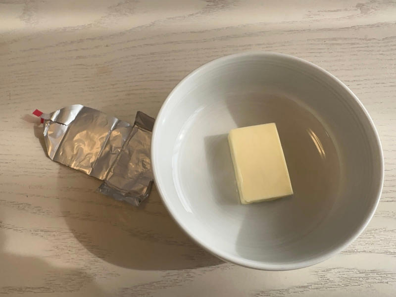 1.赤い印（開封用のテープ）の部分からはがす, 2.まず大きな面の端まではがす, 3.アルミの「角」を持って下に引き下げます, 4.アルミをきれいにはがせました