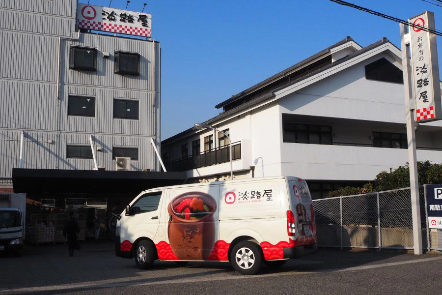 ■ 閉幕後も人気衰えず…新たな受注予約も決定！, ■ 過去約60種の「ひっぱりだこ飯」が…代表取締役副社長の柳本雄基さんに聞く, ■ コロナ禍で「崖っぷちの弁当屋」が放った「クセ強」商品, ■ 新幹線弁当の再販で、陶器人気が復活？！, ■「EXPO2025 ミャクミャク ひっぱりだこ飯」5月・6月分の受注生産詳細