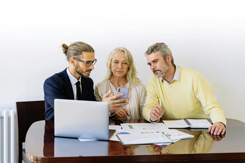 1. Are you just passing through or settling down for good?, 2. What is the real cost of a purchase?, 3. Is buying a viable investment for you?, 4. Do you need flexibility?, 5. Are you willing to accept the risks involved in buying real estate?, 6. What amenities do you need?, 7. The need for personal space, 8. The freedom to personalize your home, 9. Which option is best suited to your budget?, 10. Do you want to secure your long-term future?, 11. Rent or monthly payment?, 12. Do you have a stable enough income?, 13. Is this the right time to buy?, 14. Ready-to-move-in home or renovation project?, 15. Postpone the purchase for a better home?