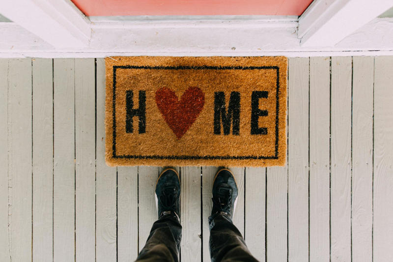 1. Are you just passing through or settling down for good?, 2. What is the real cost of a purchase?, 3. Is buying a viable investment for you?, 4. Do you need flexibility?, 5. Are you willing to accept the risks involved in buying real estate?, 6. What amenities do you need?, 7. The need for personal space, 8. The freedom to personalize your home, 9. Which option is best suited to your budget?, 10. Do you want to secure your long-term future?, 11. Rent or monthly payment?, 12. Do you have a stable enough income?, 13. Is this the right time to buy?, 14. Ready-to-move-in home or renovation project?, 15. Postpone the purchase for a better home?