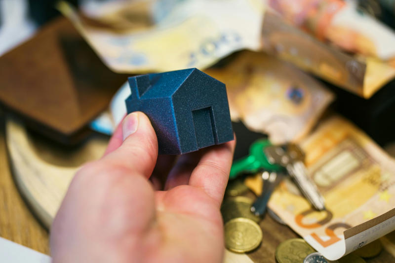 1. Are you just passing through or settling down for good?, 2. What is the real cost of a purchase?, 3. Is buying a viable investment for you?, 4. Do you need flexibility?, 5. Are you willing to accept the risks involved in buying real estate?, 6. What amenities do you need?, 7. The need for personal space, 8. The freedom to personalize your home, 9. Which option is best suited to your budget?, 10. Do you want to secure your long-term future?, 11. Rent or monthly payment?, 12. Do you have a stable enough income?, 13. Is this the right time to buy?, 14. Ready-to-move-in home or renovation project?, 15. Postpone the purchase for a better home?
