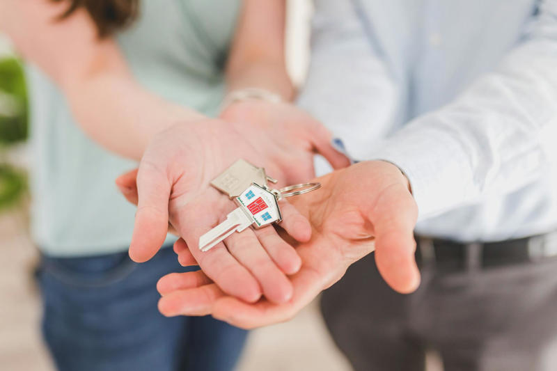 1. Are you just passing through or settling down for good?, 2. What is the real cost of a purchase?, 3. Is buying a viable investment for you?, 4. Do you need flexibility?, 5. Are you willing to accept the risks involved in buying real estate?, 6. What amenities do you need?, 7. The need for personal space, 8. The freedom to personalize your home, 9. Which option is best suited to your budget?, 10. Do you want to secure your long-term future?, 11. Rent or monthly payment?, 12. Do you have a stable enough income?, 13. Is this the right time to buy?, 14. Ready-to-move-in home or renovation project?, 15. Postpone the purchase for a better home?