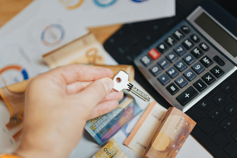 1. Are you just passing through or settling down for good?, 2. What is the real cost of a purchase?, 3. Is buying a viable investment for you?, 4. Do you need flexibility?, 5. Are you willing to accept the risks involved in buying real estate?, 6. What amenities do you need?, 7. The need for personal space, 8. The freedom to personalize your home, 9. Which option is best suited to your budget?, 10. Do you want to secure your long-term future?, 11. Rent or monthly payment?, 12. Do you have a stable enough income?, 13. Is this the right time to buy?, 14. Ready-to-move-in home or renovation project?, 15. Postpone the purchase for a better home?