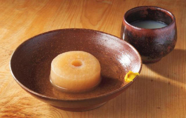 おでん鍋の“だし”は昆布と鰹節で, 生麩（なまふ）と焼酎ハイボール, 白滝とオレンジワイン, 〆（しめ）は“だし”をいかした「うでん」か「おじん」を