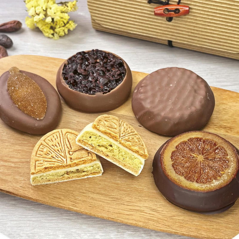 【傑作銘菓】チョコレート部門, 【神奈川県】LES PÂTISSERIES LA MARÉE DE CHAYAの葉山のショコラ・カロ( 6個入り 2000円), 【福岡県】 ネジチョコラボラトリーのネジチョコ (15袋入り 1512円), 【沖縄県】やんばる物産のチョコもち (1個 210円), 【京都府】 洋菓子マウンテンのプラリネサブレ (5個入り 3500円), 【福岡県】 shodai bio natureのミルティペタル 4500円