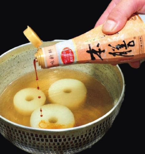おでん鍋の“だし”は昆布と鰹節で, 生麩（なまふ）と焼酎ハイボール, 白滝とオレンジワイン, 〆（しめ）は“だし”をいかした「うでん」か「おじん」を