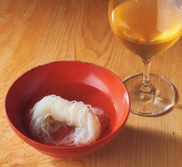 おでん鍋の“だし”は昆布と鰹節で, 生麩（なまふ）と焼酎ハイボール, 白滝とオレンジワイン, 〆（しめ）は“だし”をいかした「うでん」か「おじん」を