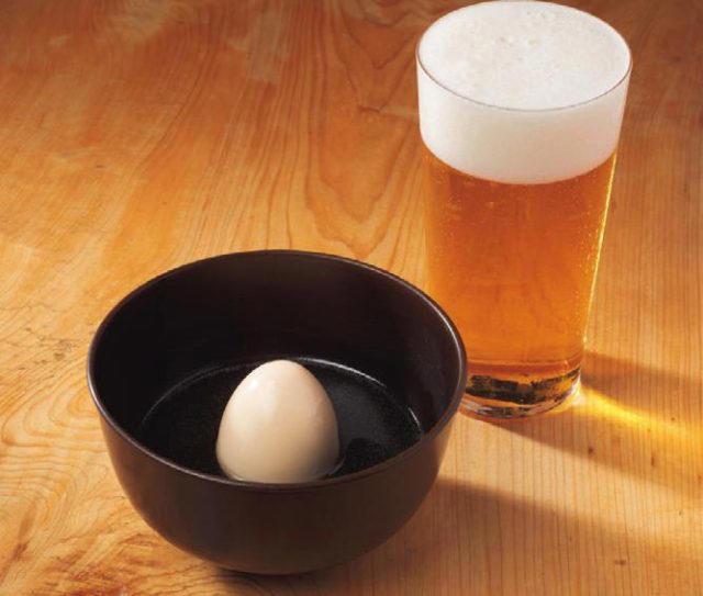 おでん鍋の“だし”は昆布と鰹節で, 生麩（なまふ）と焼酎ハイボール, 白滝とオレンジワイン, 〆（しめ）は“だし”をいかした「うでん」か「おじん」を
