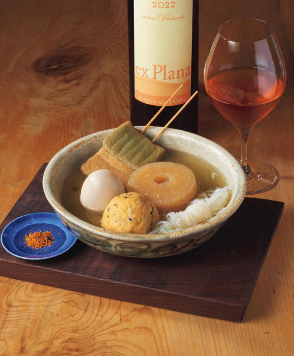 おでん鍋の“だし”は昆布と鰹節で, 生麩（なまふ）と焼酎ハイボール, 白滝とオレンジワイン, 〆（しめ）は“だし”をいかした「うでん」か「おじん」を