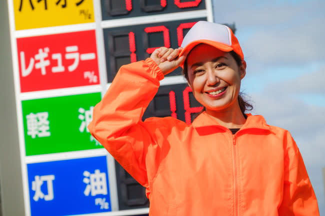 タイヤの空気圧をチェックする頻度はどのくらい？, 理想は「月に1回」自然と5〜10%は抜けていく, 高速道路に乗る前や「気温が急に下がった時」は必須, 長期間動かさない車こそ、点検が必要な理由, 空気圧不足を放置するとどうなる？3つのデメリット, 1. ガソリン代が高くなる（燃費の悪化）, 2. タイヤの寿命が短くなる（偏摩耗による出費増）, 3. 高速道路でのバースト（破裂）や事故のリスク, タイヤの空気圧は「どれくらいまで」なら大丈夫？, 許容範囲は「指定空気圧のマイナス10%」まで, ベストは「指定値 ＋ 10〜20kPa」の少し多め, 1本だけ極端に低い場合は「数値内」でも要注意, スペアタイヤの空気圧も忘れてはいけない, どこで、どうやって入れる？初心者でも安心のガイド, ガソリンスタンドなら点検・補充が無料でできる, チェックは「タイヤが冷えている時」が最も正確, 自分の車の「指定空気圧」はどこで確認できる？, ついでに見ておきたい！タイヤの健康チェック, 溝に「スリップサイン」が出ていないか, タイヤの側面に「ひび割れや傷」はないか, 空気の出口「ゴムバルブ」の劣化も見逃さない, タイヤの空気圧管理は「最も身近な安全投資」