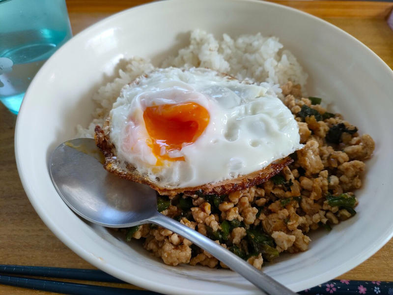 「ステルス値上げ」が50代の暮らしに合うことも, “なんとなく”買い続けたものを見直すチャンス！, 新レシピに出合うことも！厚揚げでボリュームアップ, 「鶏ひき肉」を使うと、あっさり風味＆節約に
